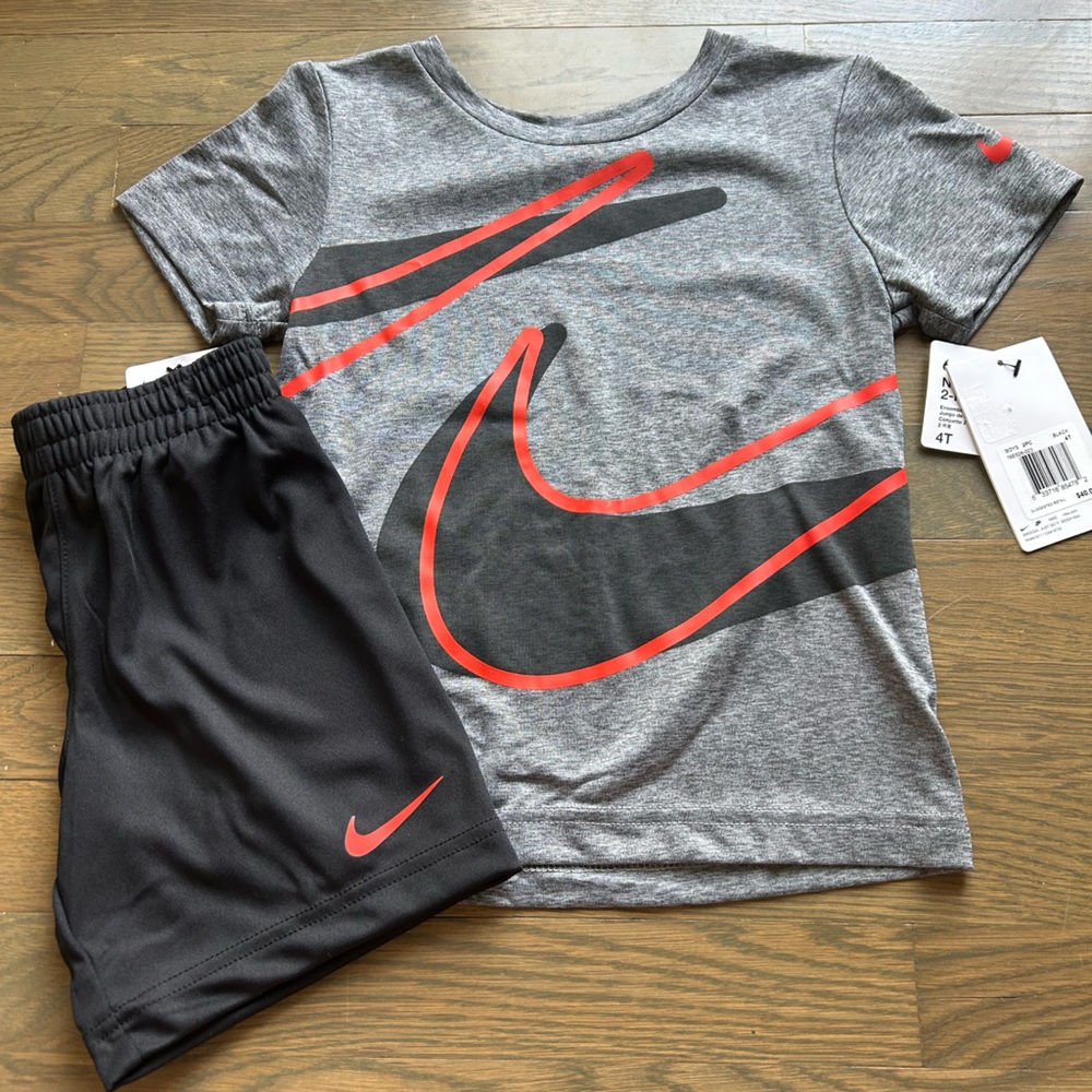 NWT Nike Toddler Set size 4T